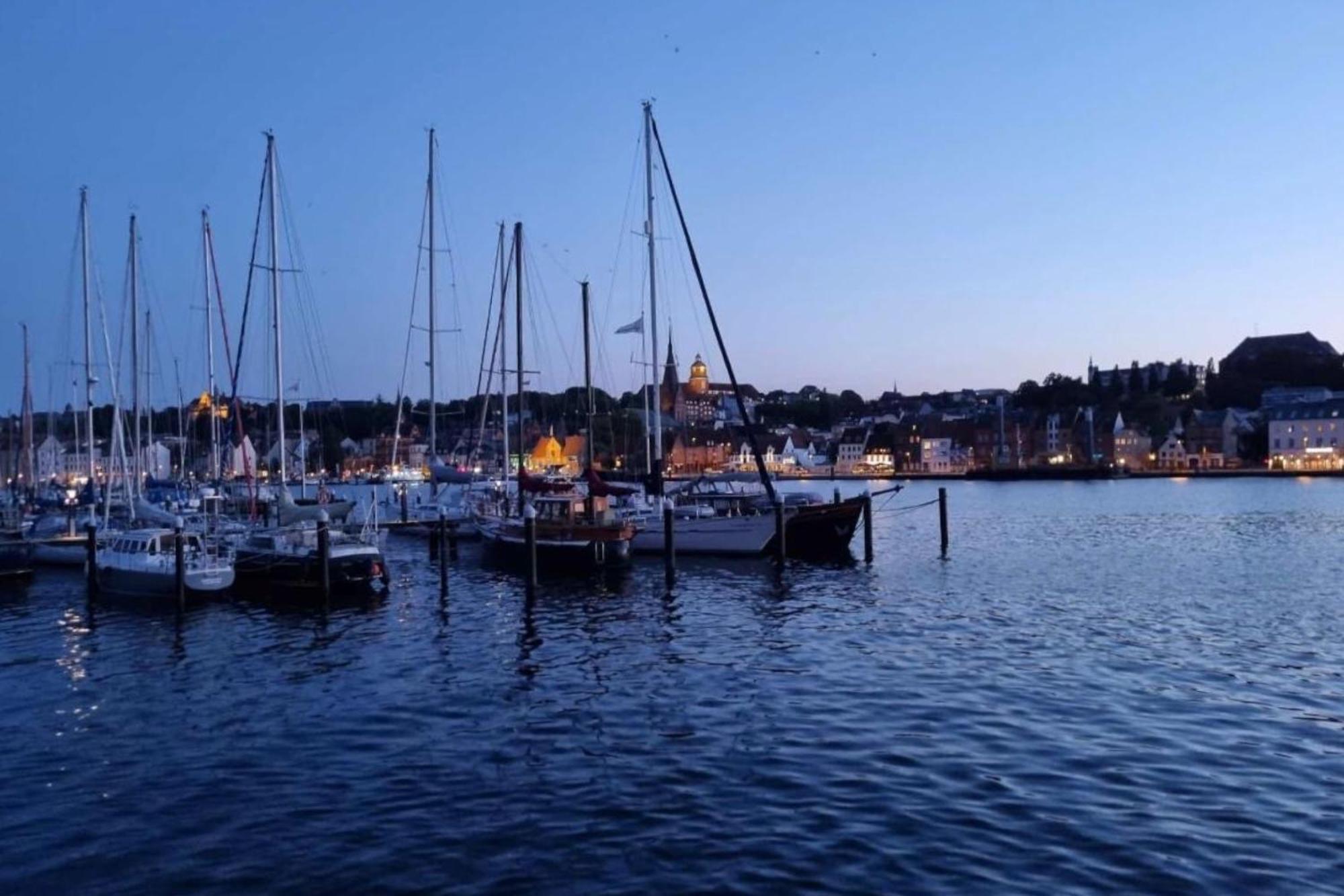 Kuestenliebe -Mit Traumhaftem Meerblick Und Balkon เฟลนส์บวร์ก ภายนอก รูปภาพ